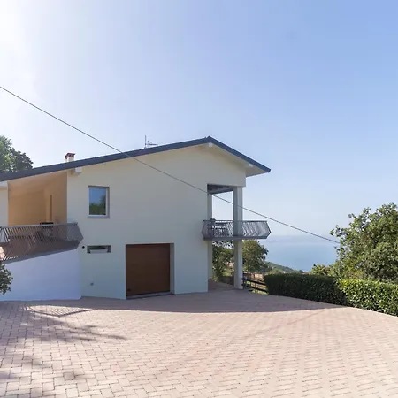 Villa Garda View For Groups 4br, 3 Baths, Garden & Bbq San Zeno di Montagna