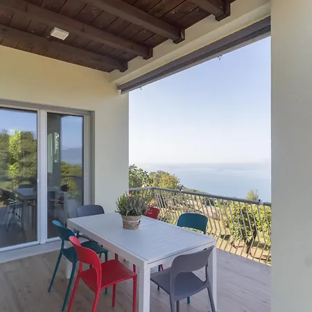 Garda View For Groups 4br, 3 Baths, Garden & Bbq * San Zeno di Montagna