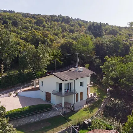 Villa Garda View For Groups 4br, 3 Baths, Garden & Bbq San Zeno di Montagna