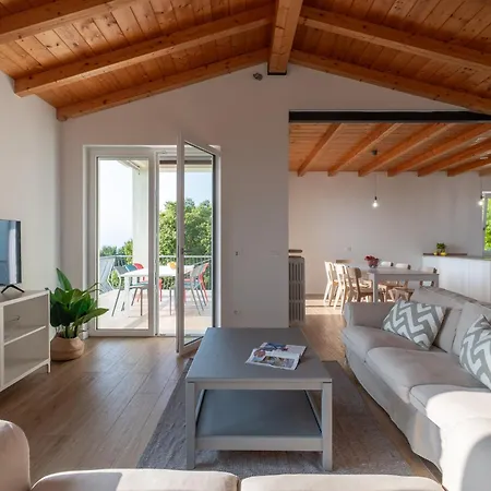 Garda View For Groups 4br, 3 Baths, Garden & Bbq * San Zeno di Montagna