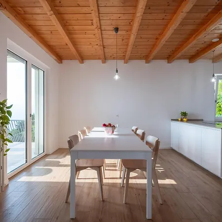 Garda View For Groups 4br, 3 Baths, Garden & Bbq Villa San Zeno di Montagna