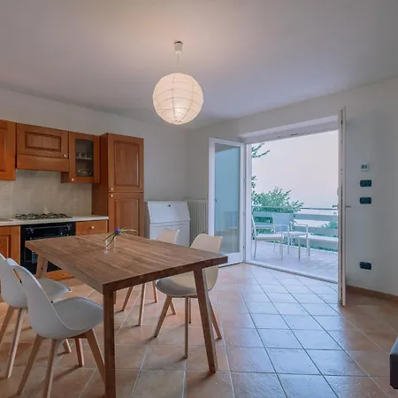 Villa Garda View For Groups 4br, 3 Baths, Garden & Bbq San Zeno di Montagna
