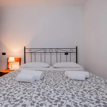 Villa Garda View For Groups 4br, 3 Baths, Garden & Bbq *