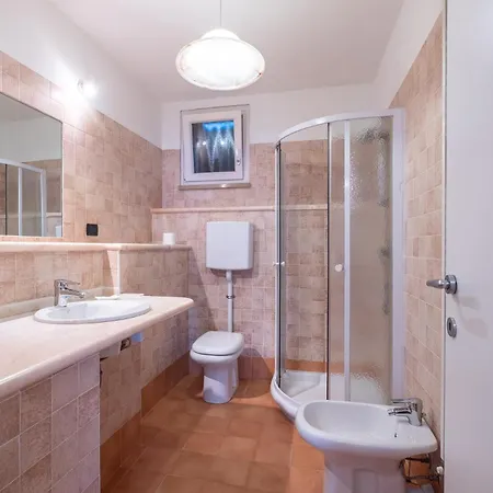 Garda View For Groups 4br, 3 Baths, Garden & Bbq * San Zeno di Montagna